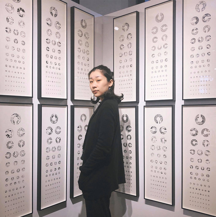 ▲ 设计师万向欣在台北插画艺术节现场的留影。 图片来自:Facebook