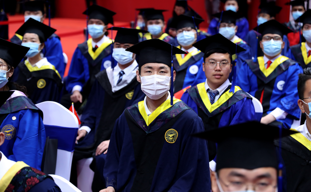 2、宜春大学毕业证图片：大学毕业证封面是红色还是蓝色有什么区别？ 