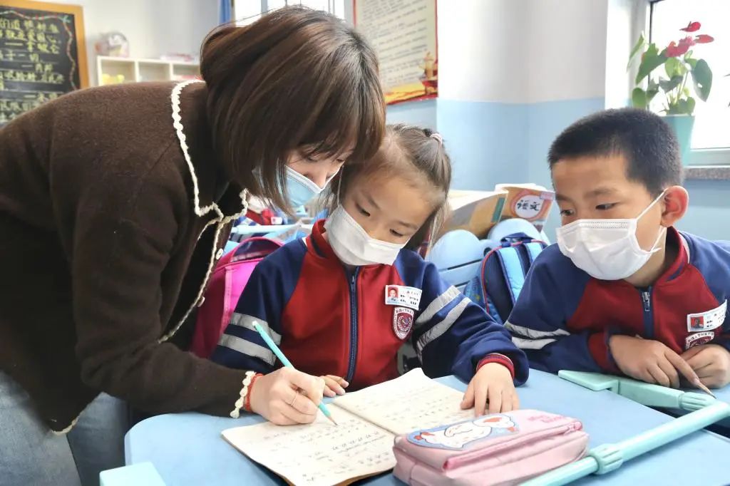 【新大新闻】“我为群众办实事”——新疆大学附属中学开展课后托管服务工作