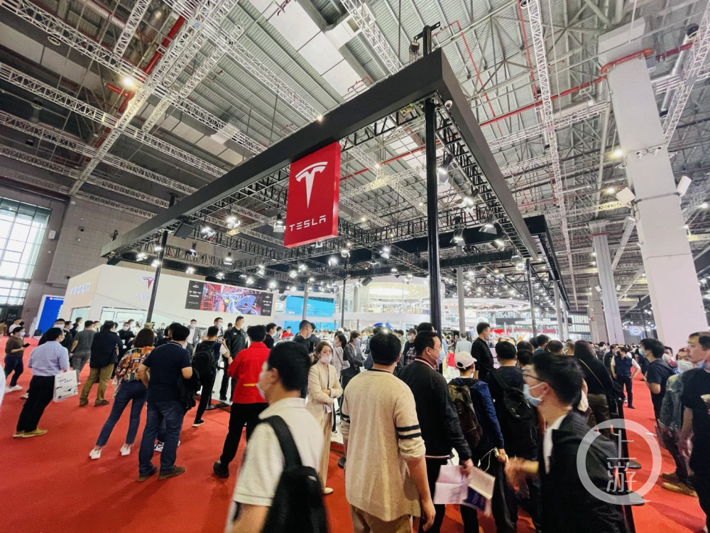 ▲4月23日<BR> 上海<BR> 上海车展特斯拉展台必要排队收支照相/上游新闻记者 时婷婷