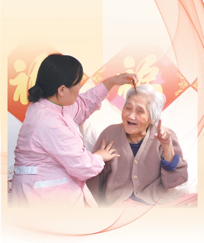 在山东烟台市一家养老院,护工在为一位老人梳头.  资料图片