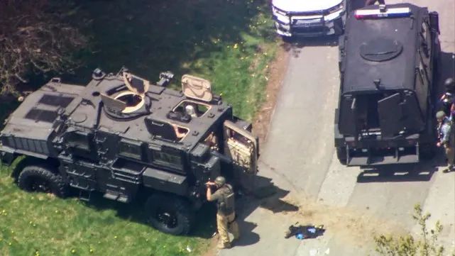 美国两名警察和两名人质在血腥持枪对峙中身亡