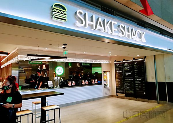 国际知名汉堡品牌shake shack于2020年在虹桥T2开出了内地机场首店(钱擘/摄)