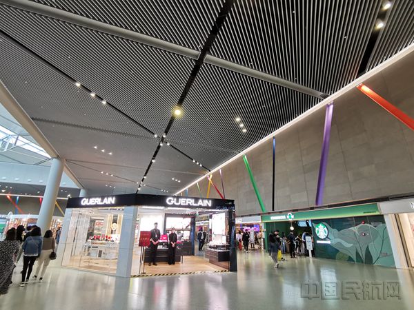 虹桥的娇兰彩妆全国机场首店(钱擘/摄)