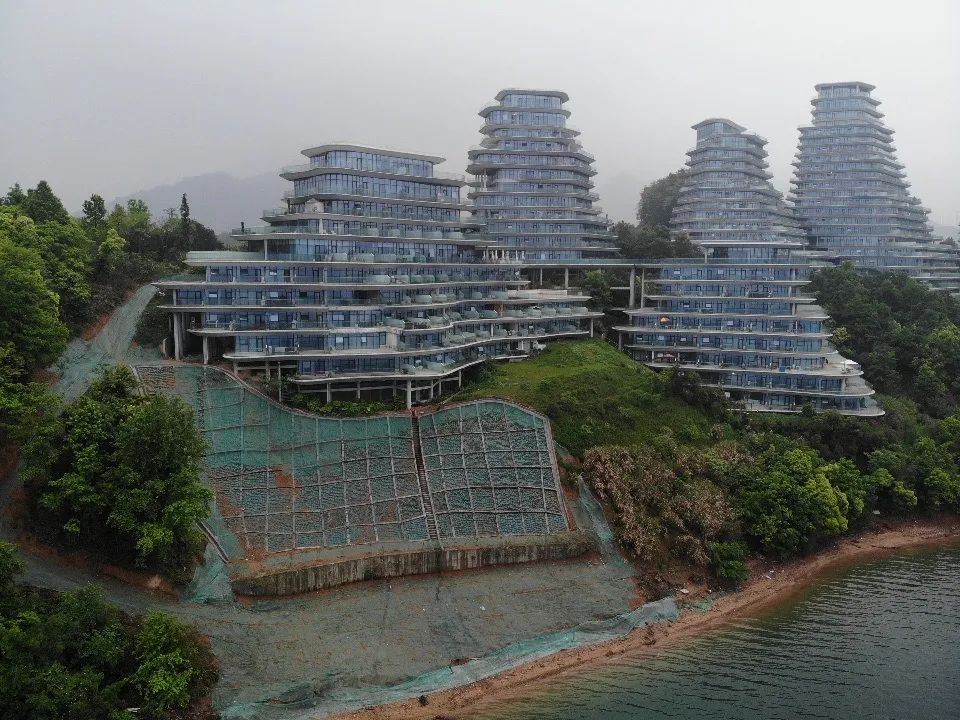 部分沿湖而建的楼房下方出现水土流失