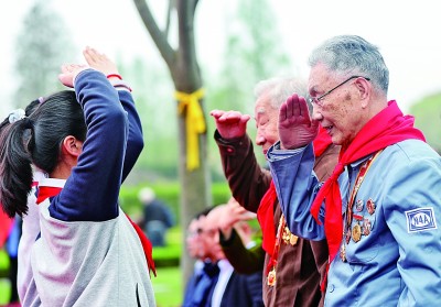     清明节前夕，2021年上海市社会各界清明感恩典礼在上海福寿园新四军广场举行。于2005年正式落成的上海福寿园新四军广场，是上海市爱国主义教育基地。新华社记者 丁汀摄