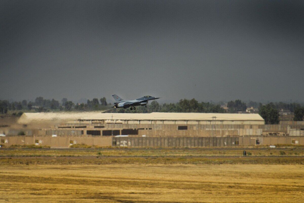 资料图:一架F-16战斗机从伊拉克巴拉德空军基地起飞