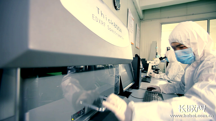 英利集团技术人员在试验室测试产品数据。资料图片