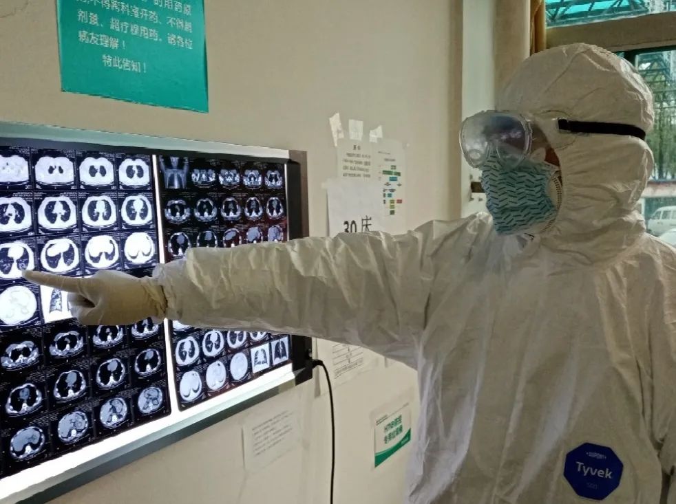 左图:疫情期间,孙鹏查看病人肺部影像。