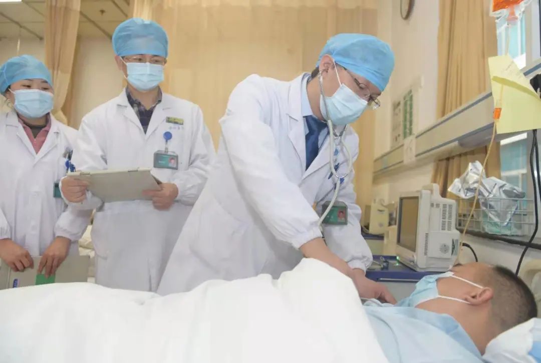 左图:疫情期间,孙鹏查看病人肺部影像。
