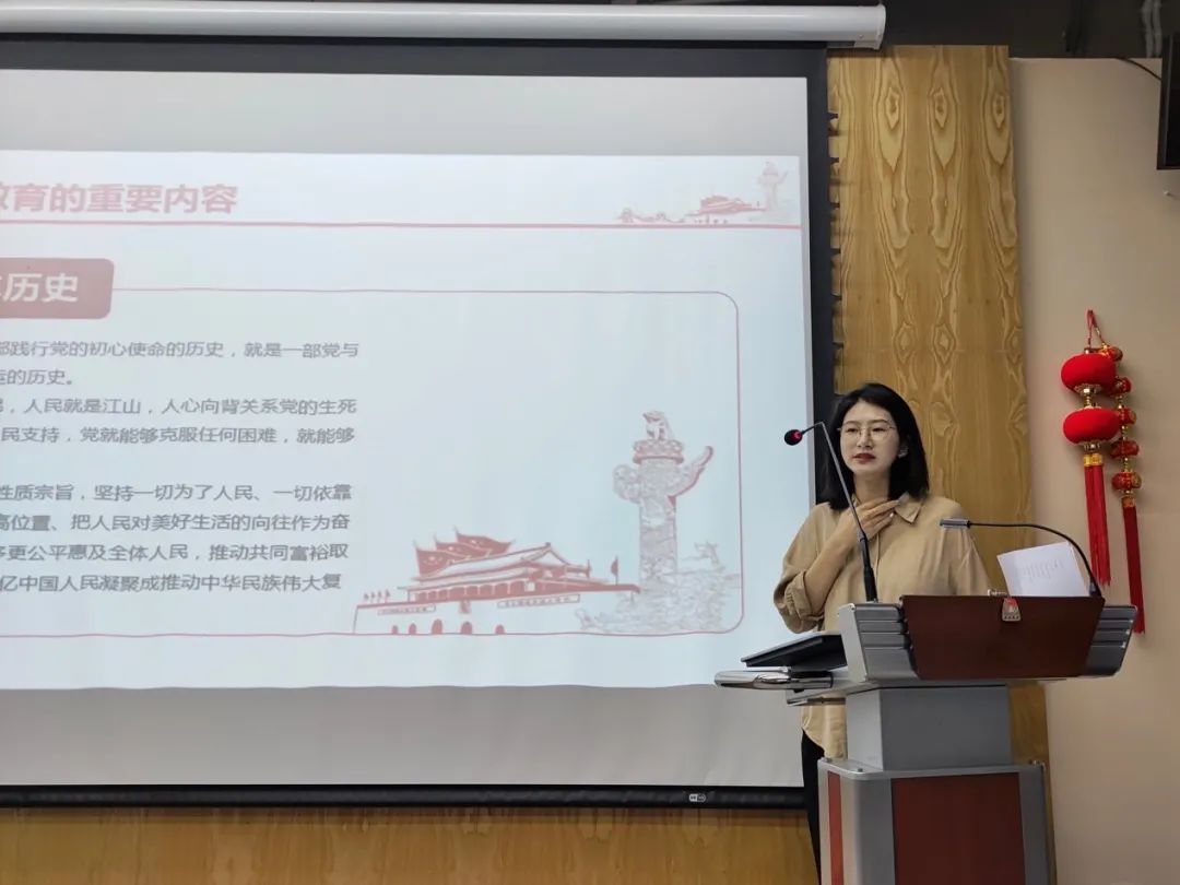 左图:疫情期间,王一苇在汉阳国际博览中心搬运抗疫物资。