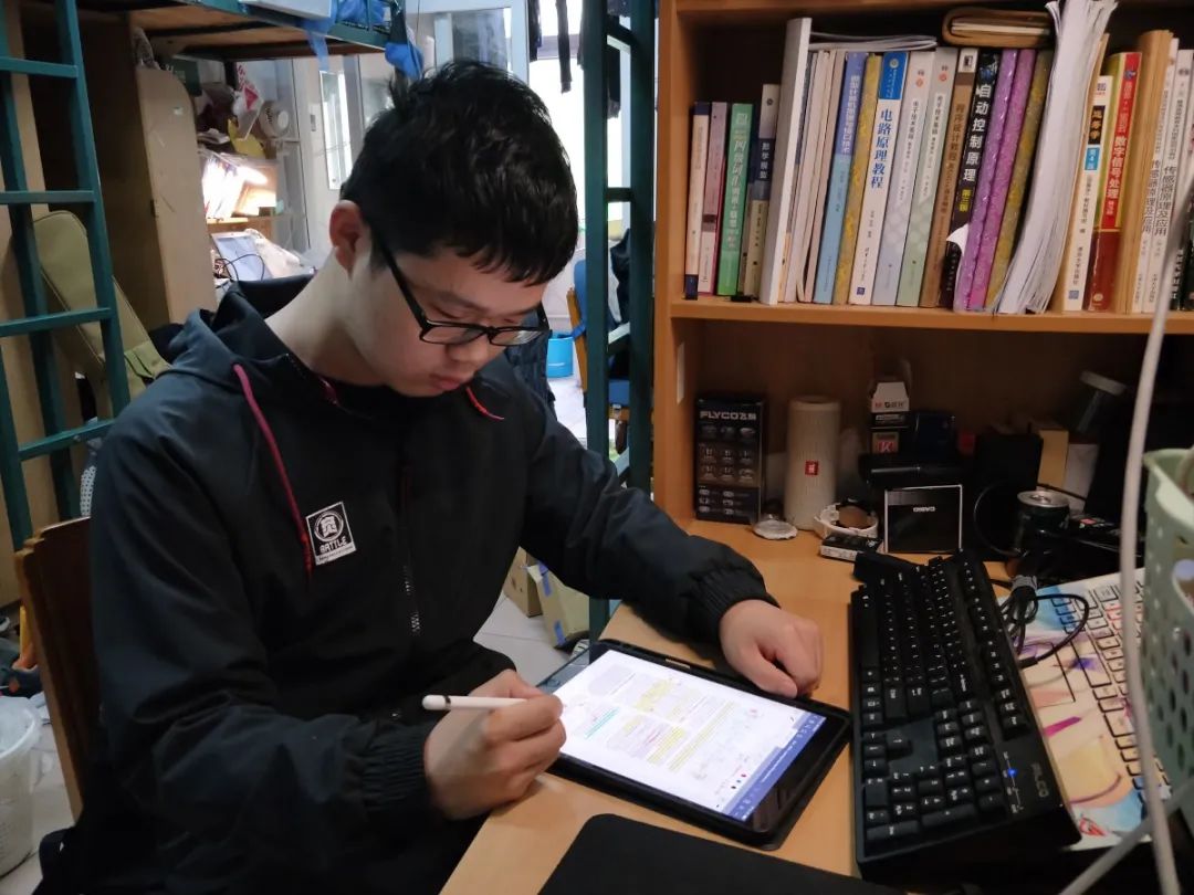 左图:疫情期间,家中停电的张怡强用笔记本电脑、手机坚持完成课程考试。