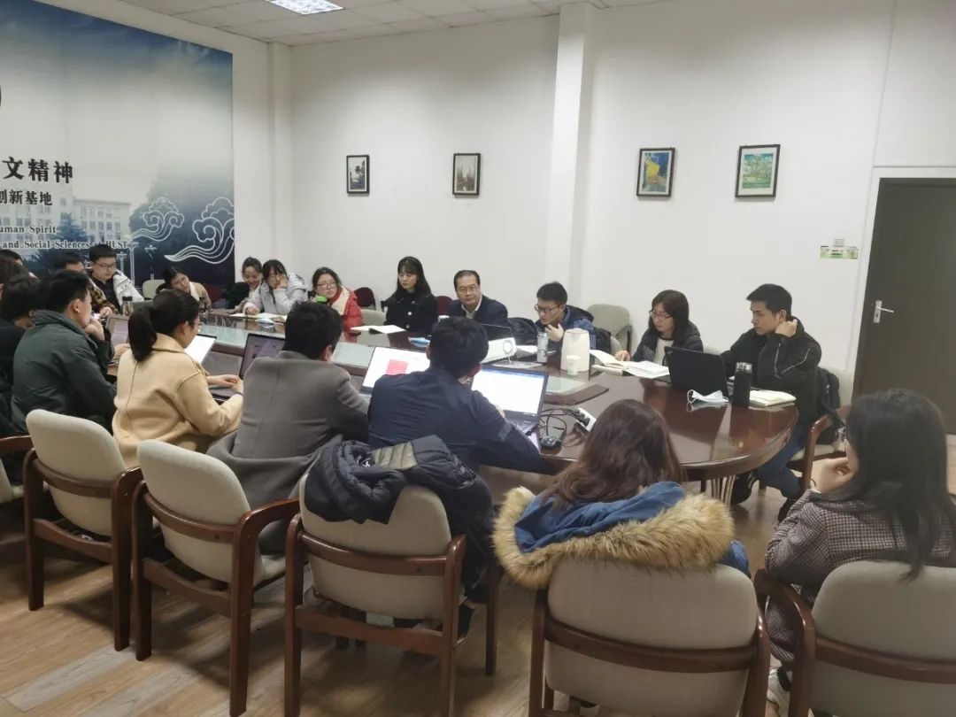 左图:疫情期间,国家治理研究院召开线上研讨会。