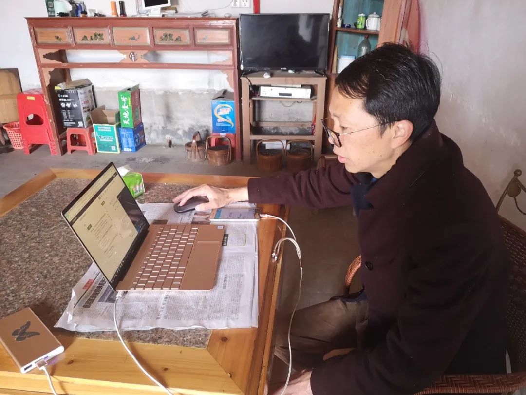左图:疫情期间,吕洪良在井冈山老家通过各种方式找齐教学材料和设备,开讲《毛泽东思想和中国特色社会主义理论体系概论》。