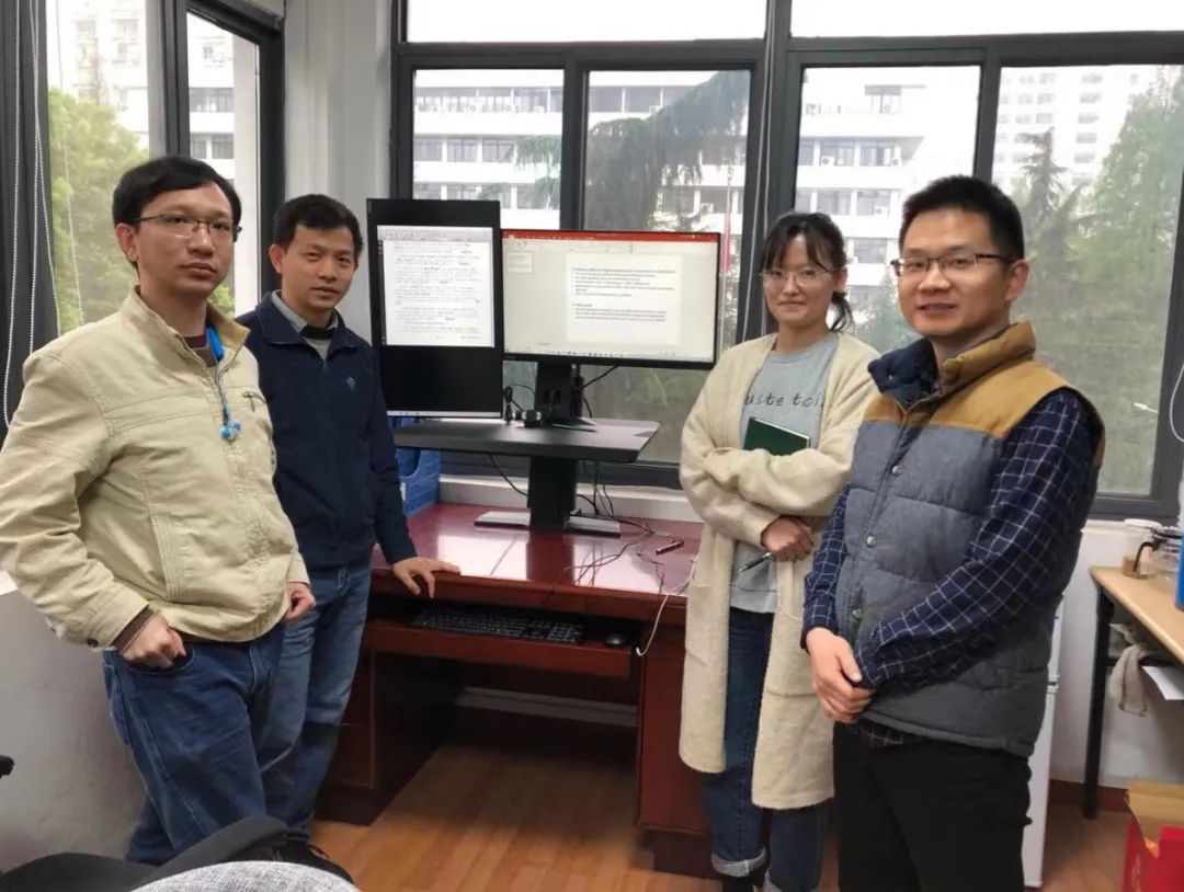 左图:疫情期间,王超龙在老家为自己搭建的临时“工作站”。