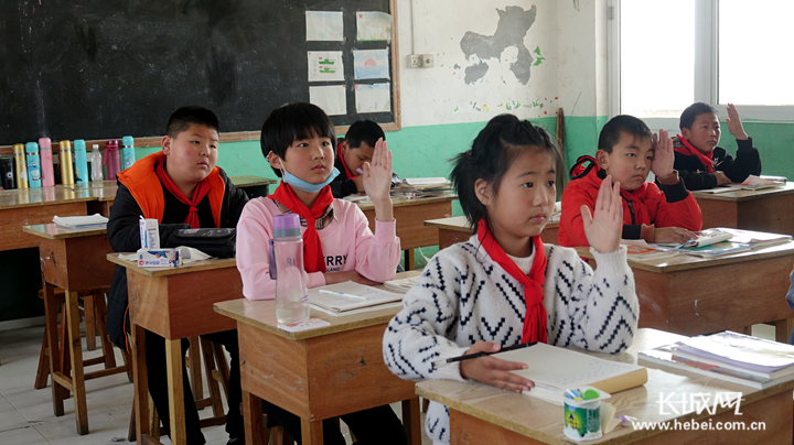 阳光小学正在上课的学生。长城网记者 刘澜澜 摄