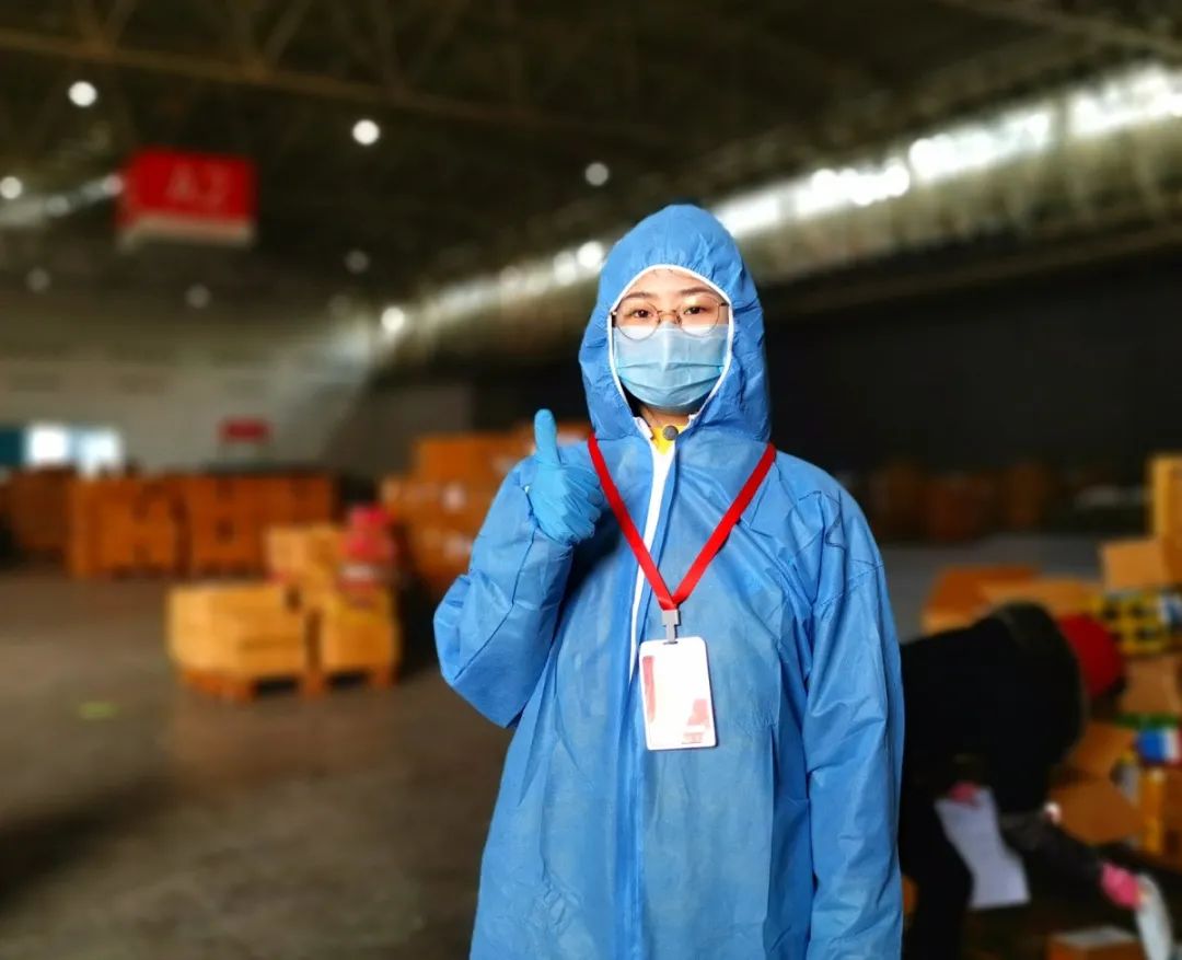 左图:疫情期间,王一苇在汉阳国际博览中心搬运抗疫物资。
