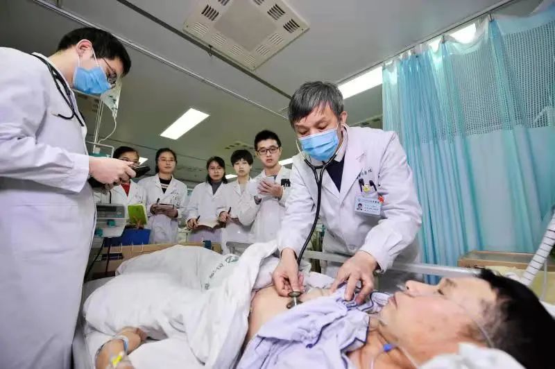 左图:疫情期间,汪道文检查病人状况。