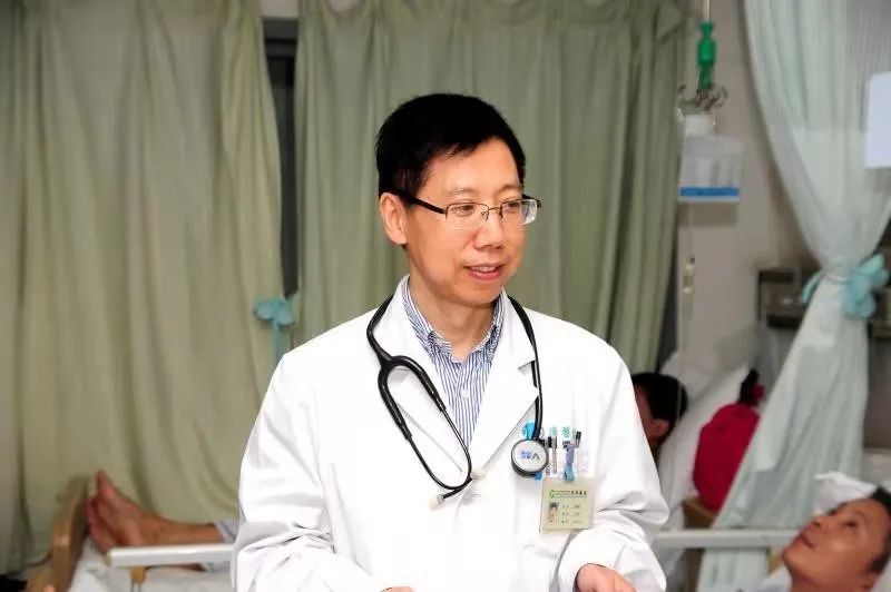 左图:疫情期间,赵建平查看病人肺部影像。