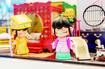 人们在选购潮流玩具。王冈摄/光明图片