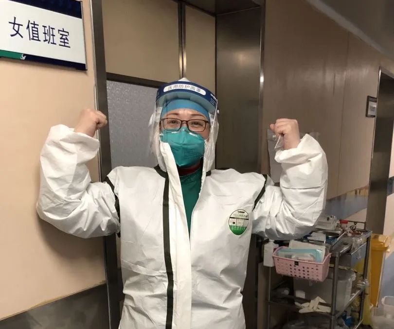 左图:疫情期间,马静与同事们相互加油鼓劲。