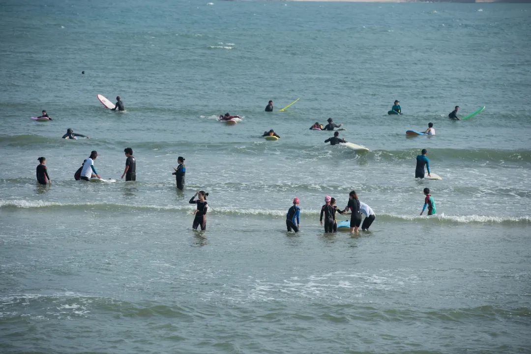 在后海海湾冲浪的人们（图源：视觉中国）