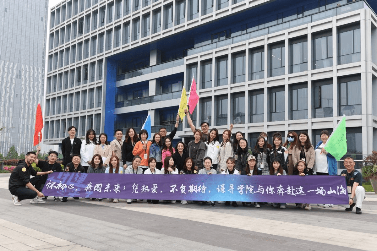 薇娅携团队亮相淘宝直播盛典红毯,谦寻斩获盛典26项大奖