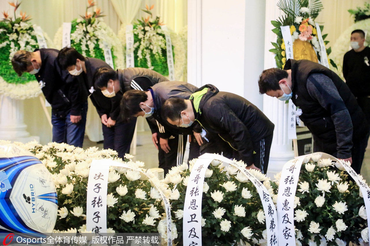 4月29日晚,据大连人俱乐部官方消息确认,中国足坛名宿张恩华因故去世,年仅48岁。