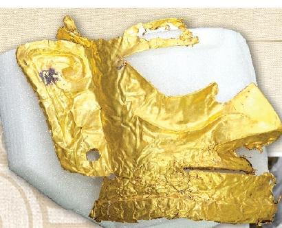 5号“祭祀坑”出土的残缺的金面具(3月17日摄) 图源:人民网