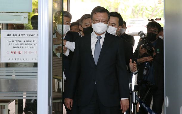 △5月12日朴三求前往首尔中央地方法院接受逮捕必要性审查(图片来自网络)