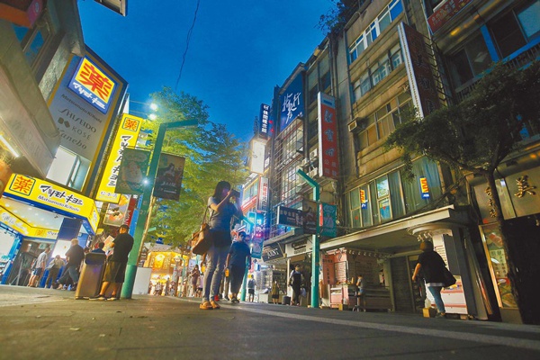 由于全台紧急分区轮流停电,造成台北市西门町内一条街两侧一明一暗,图自台媒