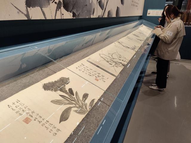 嘉宾在观看徐渭的《墨花图卷》,估价4000万至5000万。新京报记者 浦峰 摄