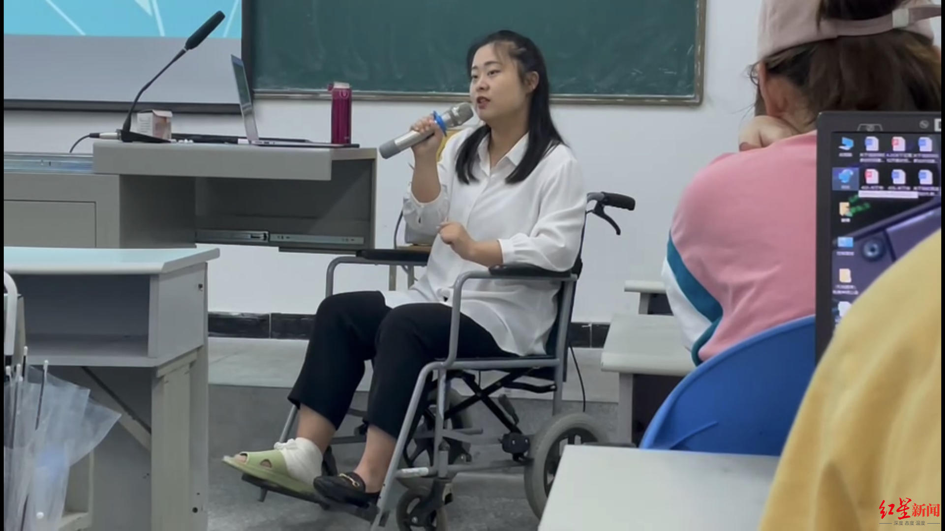 赵琳玉坐轮椅带伤上课