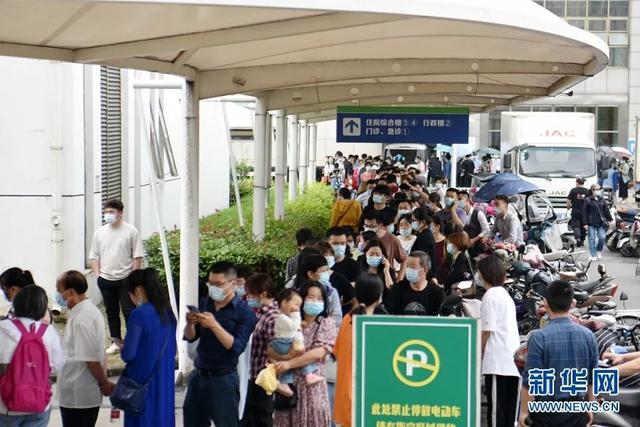 ▲5月14日,在合肥安医大二附院,市民排队接种新冠疫苗