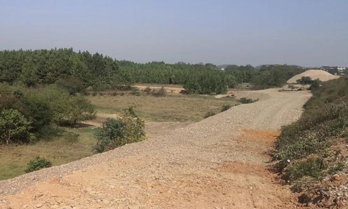 　　▲罗塘乡污水处理建设前，这里是一片荒地。长江环保集团供图