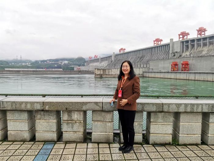 ▲郝华在三峡大坝前拍照留念。