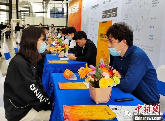 图为现场求职者在进行面试。 黄艳梅 摄
