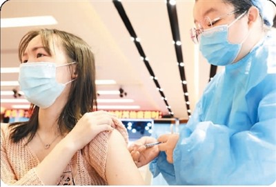 　　图为5月8日，湖南省衡阳市蒸湘区南华大学新冠疫苗方舱接种点，医务工作者为大学生接种新冠疫苗。