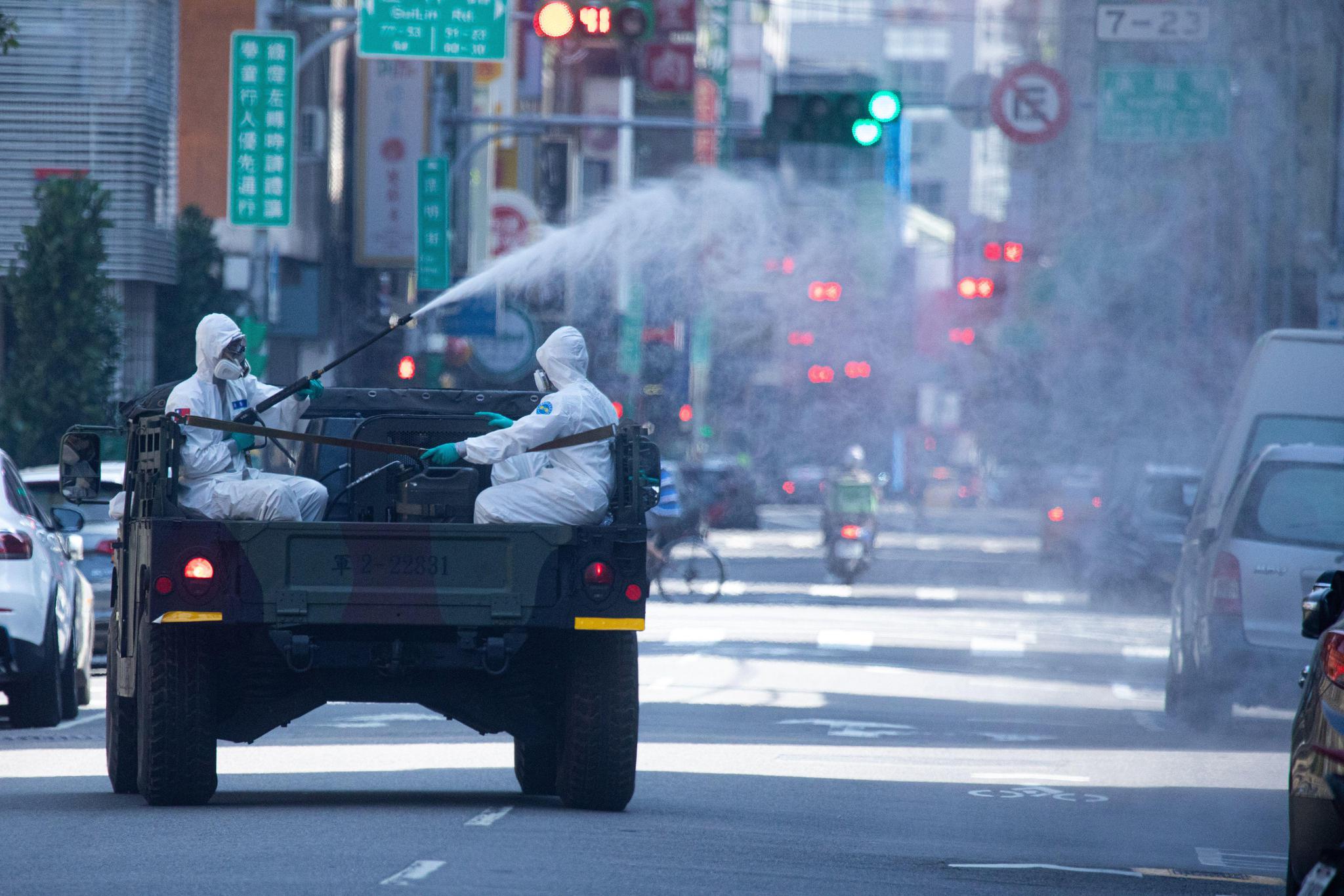 当地时间5月16日,台湾防疫人员在进行消毒。图自澎湃影像。