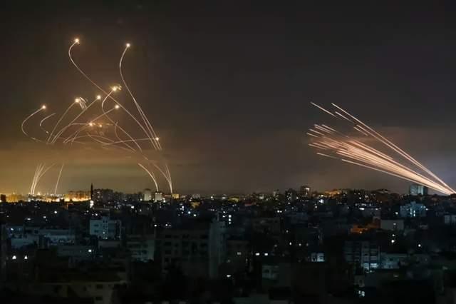 巴以冲突中以色列"铁穹"拦截弹与哈马斯火箭弹.图片来源:环球时报