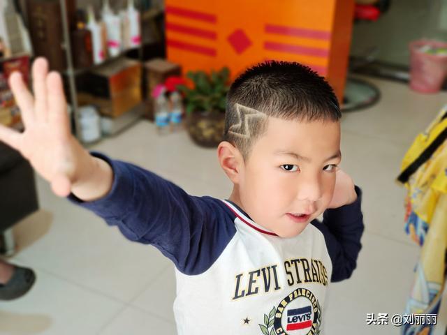 短发的小男孩还是比较多的,在侧面做一些线条或者图案的雕刻发型很受