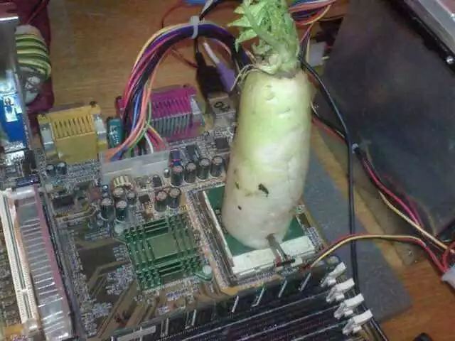 国外大神不装散热器直接开机跑分 
后果毫无悬念