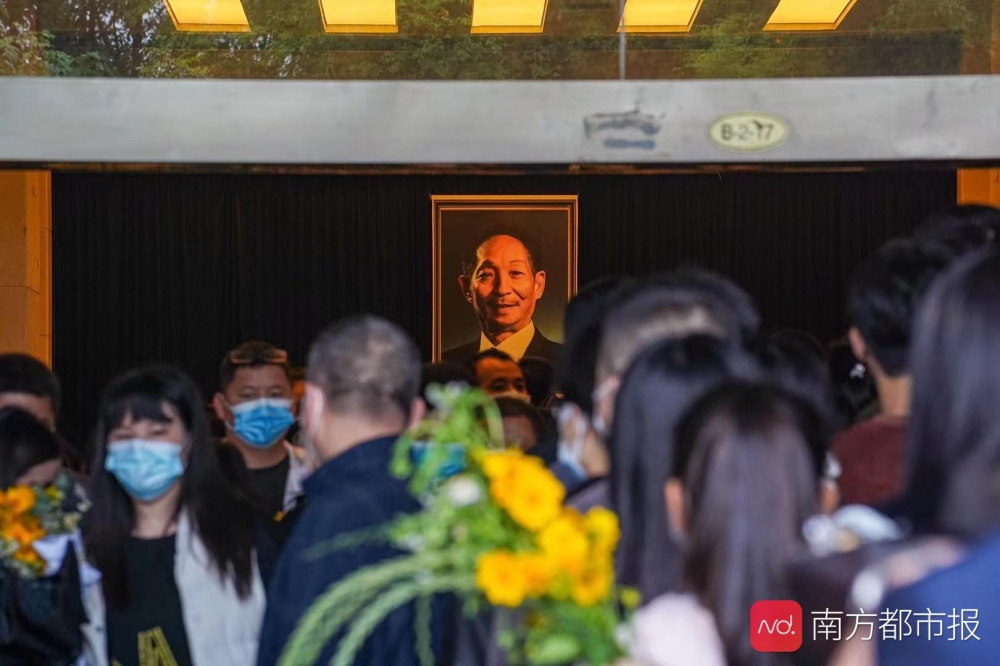 5月23日,长沙市民自发前往殡仪馆送别袁隆平。南都记者 吴泽嘉 摄