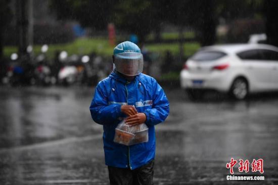 外卖小哥冒雨送餐。中新社记者 刘冉阳 摄 (资料图)