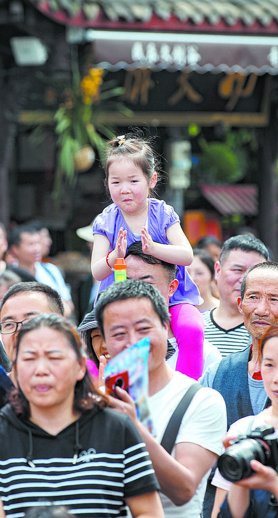 “五一”假期,崇州街子古镇游人如织。 记者 李冬 摄