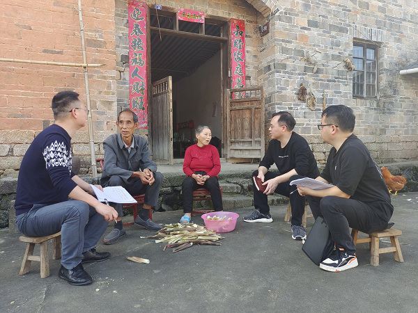 江西省井冈山市纪委监委组建16支青年连心小分队,到乡镇、村组开展调研,到群众中蹲点走访,收集意见、找准问题,在基层一线增长才干。(江西省井冈山市纪委监委 刘清 摄)