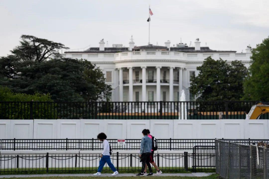 这是5月4日在美国首都华盛顿拍摄的白宫。新华社记者 刘杰 摄