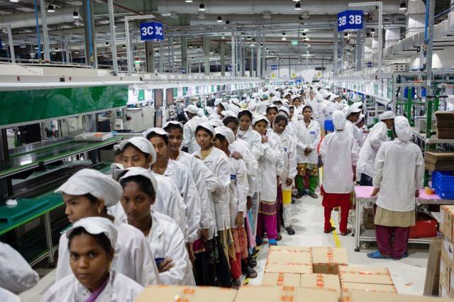 资料图：印度工厂里的工人