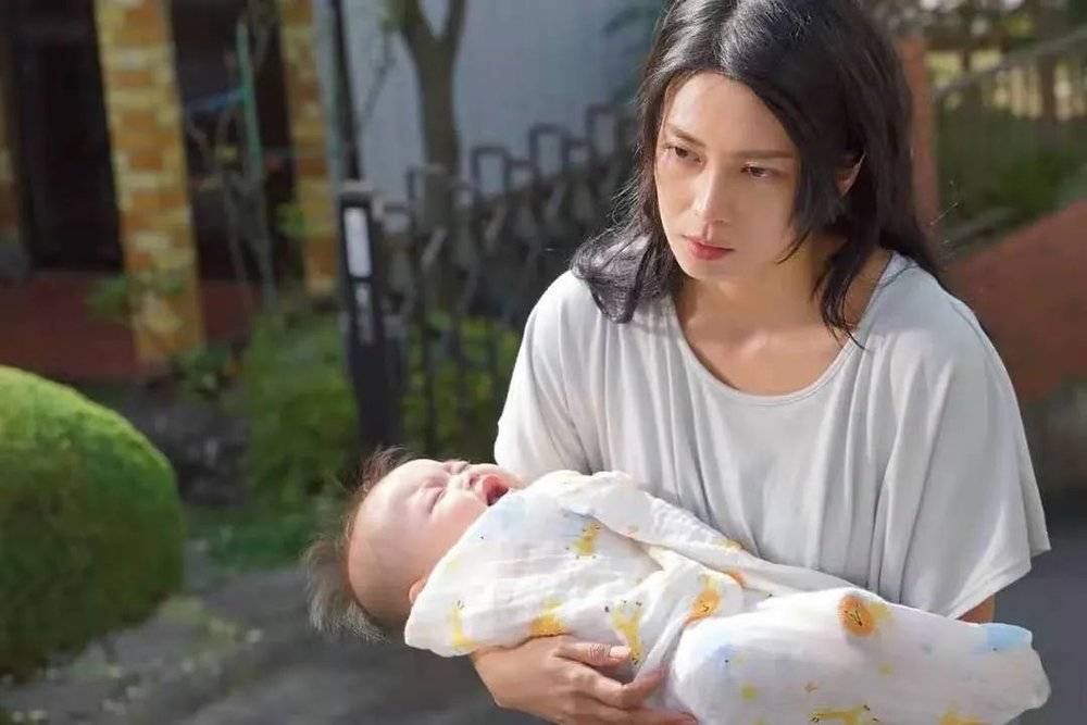 日剧《坡道上的家》中作为家庭主妇的安藤水穂虐待致死刚出生八个月的女儿。