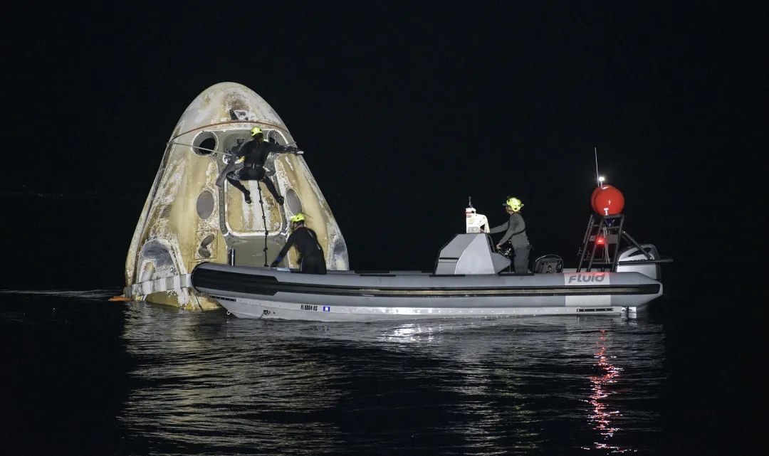 图/视觉中国  5月2日，在国际空间站驻留的4名宇航员乘坐SpaceX的 “龙飞船”返回地球。